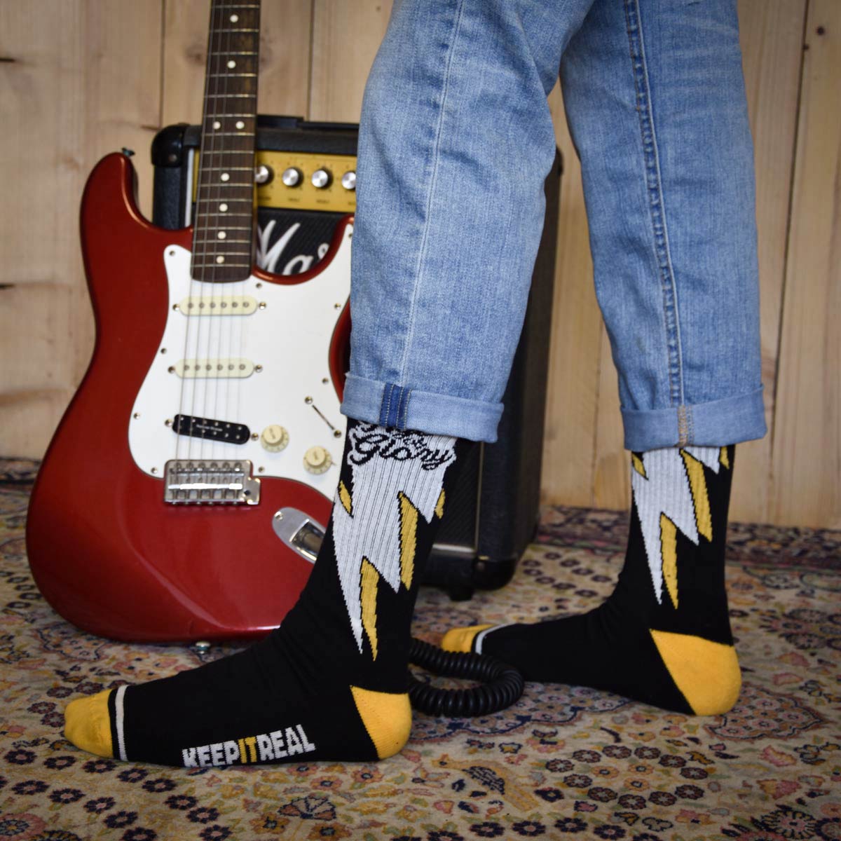 Age of Glory-Gestreifte Socken Schwarz-Gelb-Weiß MoFa Lounge Künzelsau Hohenlohe Baden Württemberg 2
