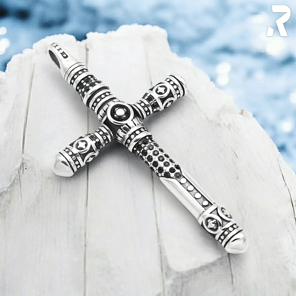 Rockyfy Edelstahl Kreuz Anhänger Black Cross by Rockyfy – Eleganter Kreuzschmuck mit schwarzen Kristallen MoFa Lounge Künzelsau Hohenlohe Baden Württemberg