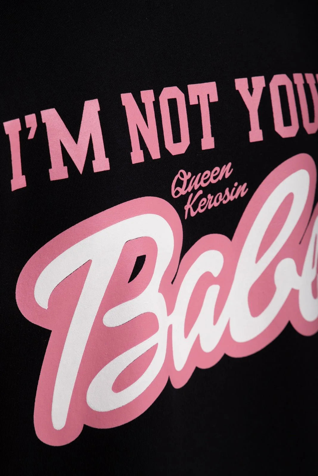 Queen Kerosin Kapuzensweatjacke 'Not your Babe' in Schwarz